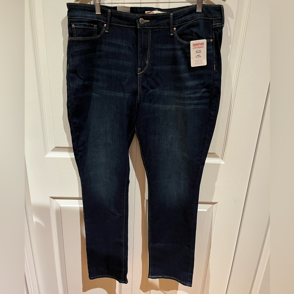 Signature Levi’s Jeans Straight cut, NWT Size 18